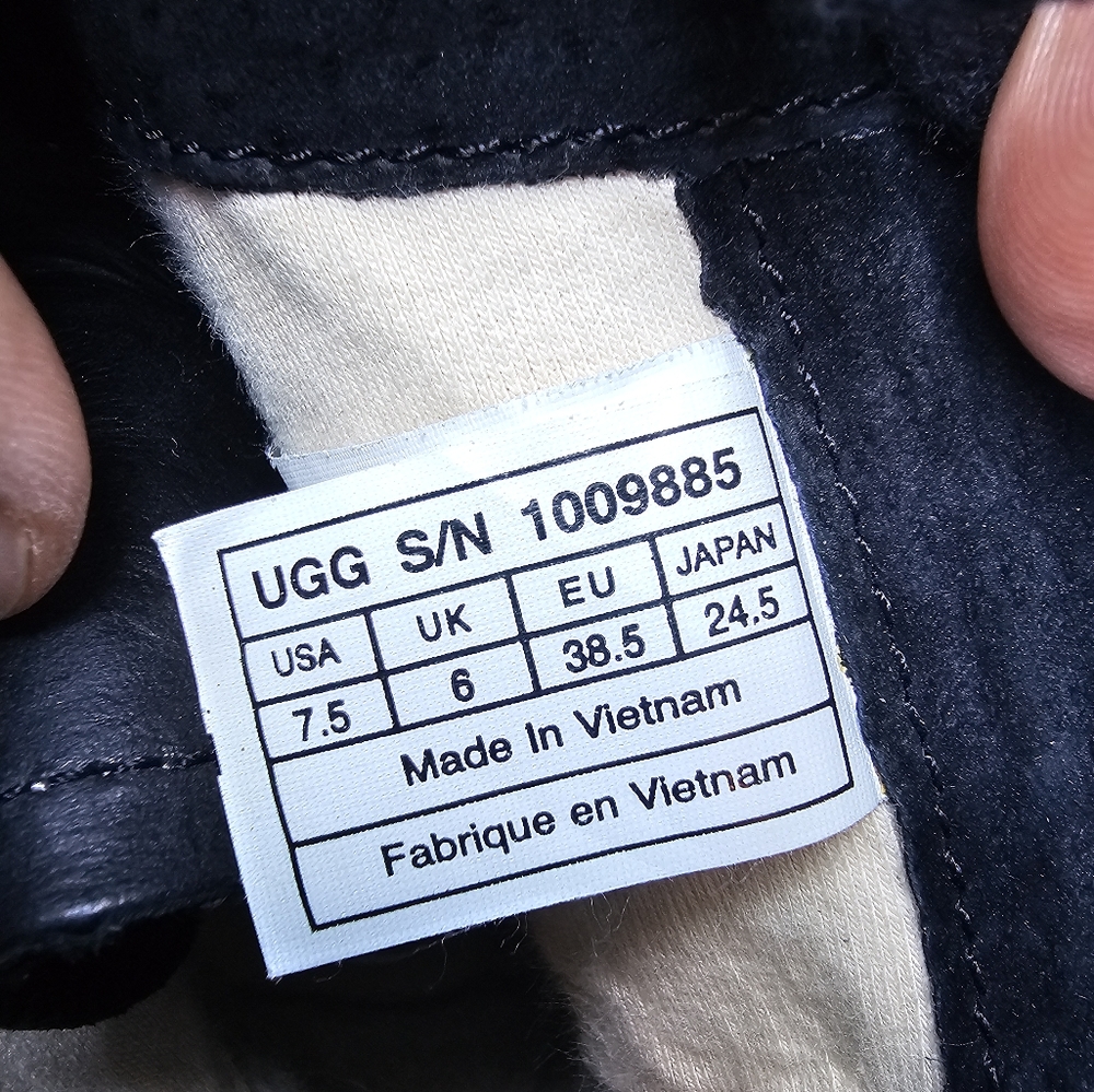 UGG - Picture 2 of 2